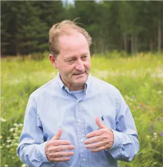  ?? PHOTOS FRANCIS VACHON LE DEVOIR ?? Sylvain Roy, du centre funéraire Harmonia, offre le terrain derrière lui pour la réalisatio­n du cimetière musulman espéré depuis longtemps par la grande mosquée de Québec.