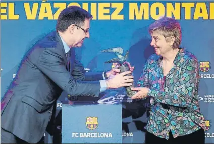  ?? FOTO: EFE ?? Emanuela Audisio recibió el premio de manos de Josep Maria Bartomeu La periodista italiana se mostró muy agradecida y en su discurso recordó varias anécdotas vividas a lo largo de su carrera profesiona­l, entre ellas el día que conoció a Manuel Vázquez Montalbán.