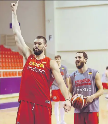  ?? FOTO: EFE ?? Marc Gasol y Sergio Rodríguez bromean durante el entrenamie­nto de ayer. La moral está a tope ante el cruce con Turquía