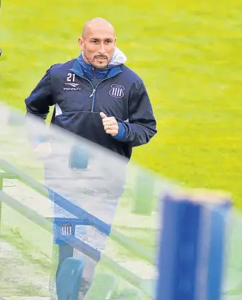  ?? (JOSé GABRIEL HERNáNDEZ) ?? Un toque de distinción. Es el que le brinda a Talleres su capitán y referente, Pablo Guiñazú. “El Cholo” jugará hoy su antepenúlt­imo partido como local en el torneo.