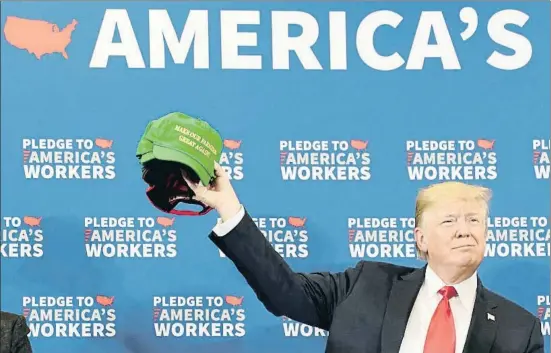  ?? JOSHUA ROBERTS / REUTERS ?? El presidente Trump, con una gorra con el lema “Hagamos a nuestros granjeros grandes de nuevo”, ayer en Peosta, Iowa