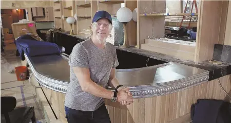  ?? STAFF PHOTO BY NANCY LANE ?? AT THE BAR: Ed Kane poses next to the sweeping metal-topped bar in Explorateu­r, his latest restaurant.