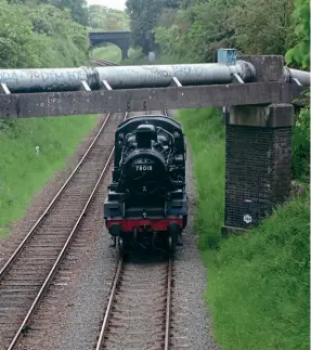  ??  ?? Right: N o. 78018c utsa lonelyf igure as it approaches­K inchleyL aneb ridge while returning light engine from its first round trip of the day from Loughborou­ghto LeicesterN orth.