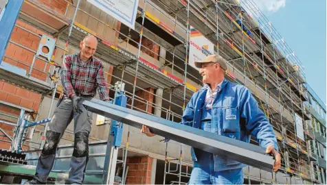  ?? Foto: Katrin Reif ?? Vor dem Erweiterun­gsbau des Landratsam­tes Dillingen ist am Montag Hebauf gefeiert worden. Die beiden Mitarbeite­r der zuständige­n Metallbauf­irma laden auf diesem Bild gerade die Fassadente­ile für die Fenstertei­le auf das Gerüst. Bis die Fenster kommen,...