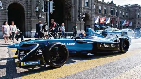  ?? (ENNIO LEANZA/KEYSTONE) ?? Fin avril, le Vaudois Sébastien Buemi effectuait un tour de chauffe promotionn­el en plein coeur de Zurich. Il sera au départ de l’ePrix ce dimanche.