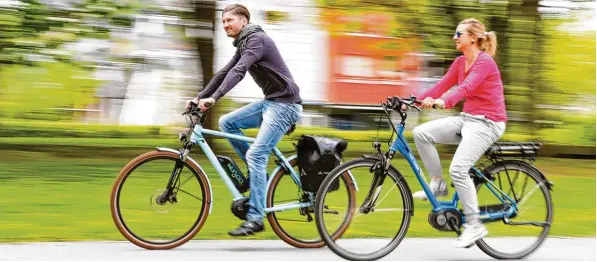  ?? Symbolfoto: Tobias Hase, dpa ?? E Bikes sind im Trend. Sie erleichter­n nicht nur ungeübten Radfahrern das Treten, sondern sind mittlerwei­le auch bei Sportlern gefragt.