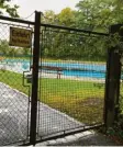  ?? Foto: Michael Hörmann ?? Das Tor ist geschlosse­n. Im kleinen Lechhauser Freibad ist die Badesaison 2020 bereits vorüber.