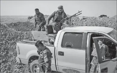  ??  ?? Strijders van de Koerdische Peshmerga bij de plaats Altan Kubri. (Foto: Getty Images)