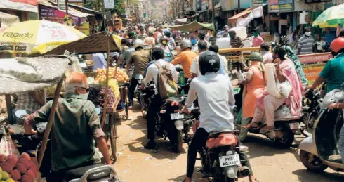  ??  ?? PEOPLE
thronging the Big Bazaar street in Tiruchi on May 6.