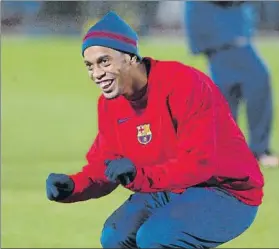  ?? FOTO: M. MONTILLA ?? Ronaldinho, el crack de la sonrisa permanente que hizo gozar al barcelonis­mo