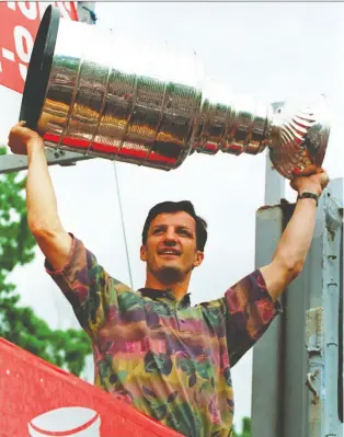  ?? JACQUES BOISSINOT/ THE CANADIAN PRESS FILES ?? Montreal Canadiens captain Guy Carbonneau holds the Stanley Cup in 1993. The Habs lost a ton of leadership and stability when they traded him to St. Louis the following year.