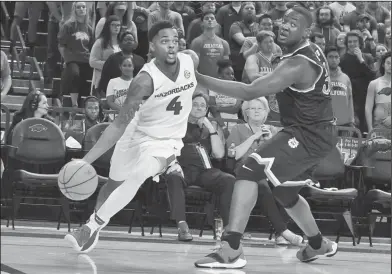  ?? Craven Whitlow/Special to the News-Times ?? Driving: Arkansas guard Daryl Macon (4) drives toward the basket during the Razorbacks' contest against Fresno State at Bud Walton Arena in Fayettevil­le earlier this season. Today, Arkansas hosts Minnesota.