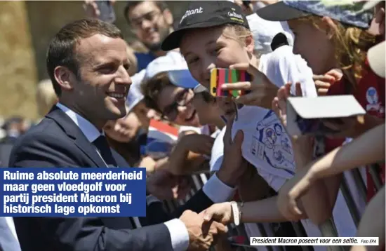 ?? Foto EPA ?? President Macron poseert voor een selfie.