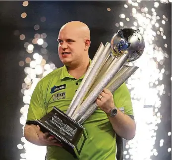  ?? Foto: archiv MAFRA ?? Světová jednička Podobných trofejí už Michael van Gerwen posbíral nespočet. V současné době je světovou šipkařskou jedničkou a obrovskou celebritou. Dnes si zahraje v Praze.