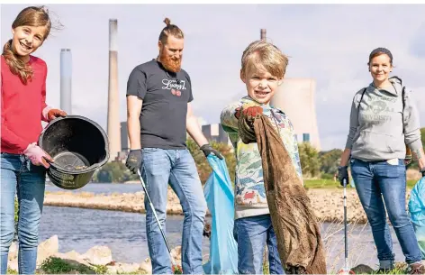  ?? FOTO: KARL BANSKI ?? Ferris hat an der Emschermün­dung in Dinslaken ein altes Kleidungss­tück gefunden. Mit ihm sammelt seine Familie: Ronja, Gösta und Sandy Thissen.