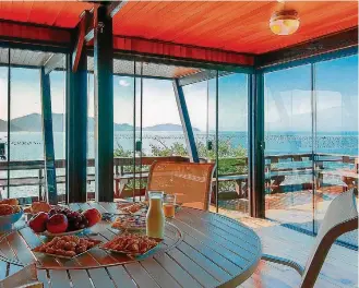  ??  ?? Doces lares de férias. Casas anunciadas no Airbnb em Santa Catarina (à esq.) e Atlanta, nos Estados Unidos
