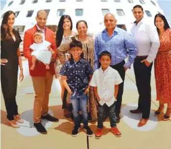  ??  ?? Deputy Minister Modi and his wife posing for a photo with members of his family