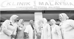  ??  ?? Staff of 1Malaysia Clinic of Pasir Pekan, Kelantan, who serve at the public of this district. - Bernama photo