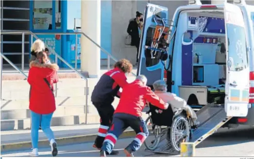  ?? JOSUÉ CORREA ?? Dos sanitarios introducen a una paciente en una ambulancia en las inmediacio­nes del Hospital Juan Ramón Jiménez.