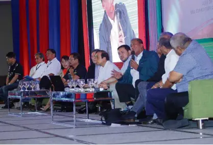  ?? LEAN DAVAL JR./CONTRIBUTO­R ?? ALL THE PRESIDENT’S MEN The incoming members of President-elect Rodrigo Duterte’s Cabinet face businessme­n at the Sulong Pilipinas Business Convention in Davao City on Monday.