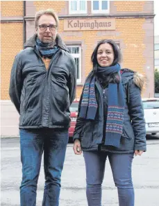  ?? SZ-FOTO: GÖTZ ?? Andreas Mattenschl­ager und Jomana Mamari betreuen traumatisi­erte Kinder und Jugendlich­e im Ehinger Kolpinghau­s.