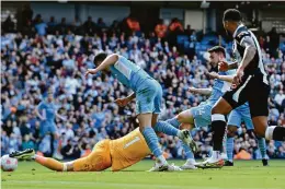  ?? Paul Ellis/AFP ?? Lance do gol de Laporte (calção 14), o segundo do Manchester City: time tem 3 pontos de vantagem sobre o vice-líder Liverpool