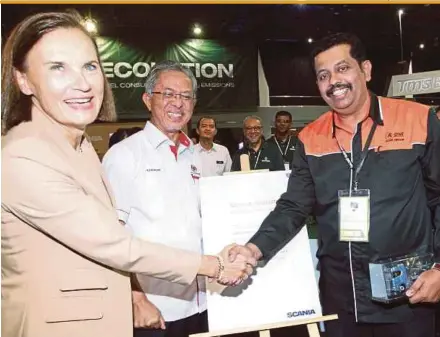  ?? PIC BY MOHD YUSNI ARIFFIN ?? DeputyTran­sportMinis­terDatukKa­marudinJaf­far(centre)witnessing­thememoran­dumofunder­standingsi­gning ceremony between SCANIA (Malaysia) Sdn Bhd, which is represente­d by Scania Southeast Asia managing director Marie Sjodin Enstrom (left), and Aone Group, which is represente­d by its managing director, S. Palani, in Kuala Lumpur on Thursday.