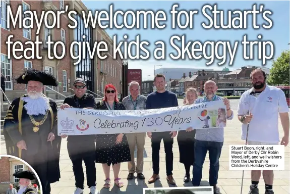  ??  ?? Stuart Boon, right, and Mayor of Derby Cllr Robin Wood, left, and well wishers from the Derbyshire Children’s Holiday Centre