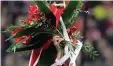  ?? Foto: dpa ?? Ein letzter Wink: Wer die Bundesliga verlässt, geht mit Blumen.