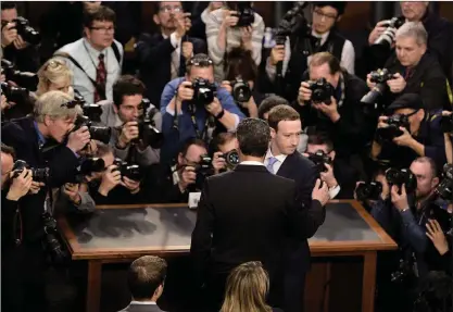  ?? FOTO: LEHTIKUVA/BRENDAN SMIALOWSKI ?? Mark Zuckerberg var nervös då den första grillninge­n i senaten inleddes men slappnade av och klarade sig hyfsat.