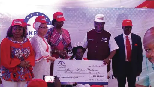  ??  ?? L-R: Senator Ita-Giwa, Mrs. Amal Pepple, Mrs Ekaette Umoh and Senator Izunaso hand a cheque to Helen Makama, the winner of Kpakpando beauty pageant