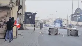  ??  ?? Protesters battle with police in the district of Mameer, south of the capital Manama, on Feb. 14, 2018. AL JAZEERA