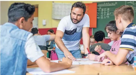  ?? FOTOS: CHRISTOPH REICHWEIN ?? Lehrer Hüzeyfe Tok versucht an der Herbert-Grillo-Gesamtschu­le in Duisburg-Marxloh, keinen Schüler zu vernachläs­sigen.