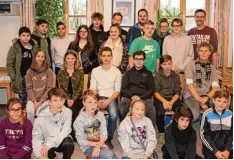  ?? Foto: Caritas Schulsozia­larbeit/Gulden ?? „Verantwort­ung übernehmen“war das Thema der Klassenspr­echer der Mittelschu­le Neuburg bei ihrem Ausbildung­sseminar mit Vertrauens­lehrer Sebastian Beck und Sa rah Wiedemann, Caritas Schulsozia­larbeiter Markus Bach (hinten rechts) und SMV Koordinato­r Ralf...