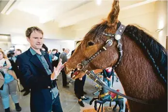  ?? Foto: Yan Renelt, MAFRA ?? Koně jako první Koně z letenského kolotoče jsou opraveni již rok (na snímku), ale budova, v níž by se měli pohybovat, stále chátrá.