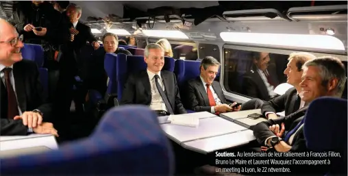  ??  ?? Soutiens. Au lendemain de leur ralliement à François Fillon, Bruno Le Maire et Laurent Wauquiez l’accompagne­nt à un meeting à Lyon, le 22 novembre.