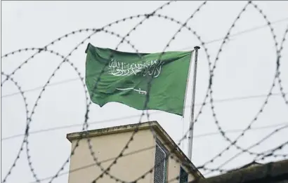  ?? PETROS GIANNAKOUR­IS / AP ?? La bandera saudita onejava ahir a la tarda dalt del consolat a Istanbul