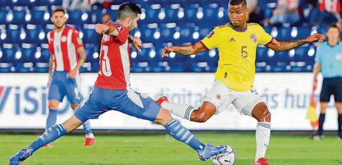  ?? EFE ?? La selección Colombia empató ayer 1-1 con Paraguay y sigue luchando por un lugar en el Mundial de la Fifa Catar 2022. Ahora, se enfrentará con el equipo de Chile, otro de los rivales directos por el cupo.