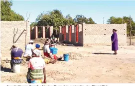  ??  ?? Councilor Florence Khumalo addresing villagers at the constructi­on site of Bayayi Clinic