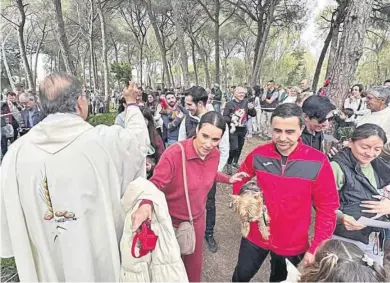  ?? MIGUEL NAVEIRO ?? El momento del acto de bendición de las mascotas durante la romería de San Antón, en el pinar de Las Dunas.