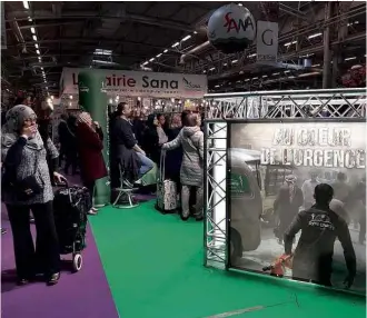  ?? Diogo Bercito/Folhapress ?? Stand no Encontro Anual dos Muçulmanos da França, em Le Bourget, arrecada para sírios