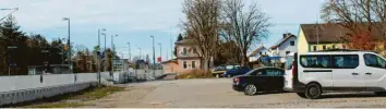  ?? Foto: Wilhelm Unfried ?? Auf dieser freien Fläche auf dem Areal am Bahnhof wird schon im kommenden Jahr eine Buswendesc­hleife entstehen. Die Markt‰ gemeinde zieht dieses Bauvorhabe­n vor, weil die Bahn einen Zuschuss angekündig­t hat.