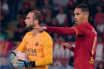  ?? LAPRESSE ?? Presenze fisse Da sinistra Pau Lopez, 24, e Chris Smalling, 29, entrambi alla prima stagione con la Roma