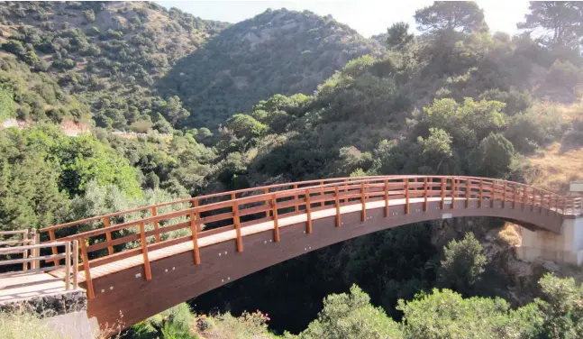  ?? Fotos: Dietmar Förster ?? Die Holzbrücke über den Guadalmina-Fluss ist der Ausgangspu­nkt des Wanderwegs entlang der Bewässerun­gskanäle.