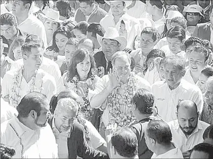  ??  ?? José Antonio Meade visitó por primera vez Oaxaca como precandida­to a la Presidenci­a de la República. Recorrió el mercado La Merced acompañado del gobernador Alejandro Murat ■ Foto La Jornada