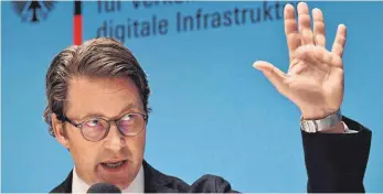  ?? FOTO: AFP ?? Bundesverk­ehrsminist­er Andreas Scheuer (CSU) spricht nach dem Treffen mit den deutschen Automobilh­erstellern zum Thema Diesel: Eine Säule der verabredet­en Maßnahmen seien Umtauschak­tionen, die andere Säule seien Prämienzah­lungen der Hersteller – auch für mögliche Hardware-Nachrüstun­gen.