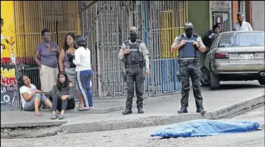  ?? Fotos: Freddy Rodíguez / EXTRA ?? Familiares de Javier Bernita Cevallos lloran a escasos dos metros de su cadáver.