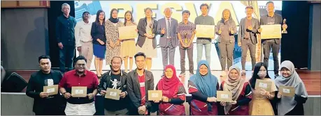  ?? ?? Rentap (top row centre)and Mangi (third right) in a photo call with winners and participan­ts of BESVA 2022 at Auditorium 1, Borneo Cultures Museum yesterday.