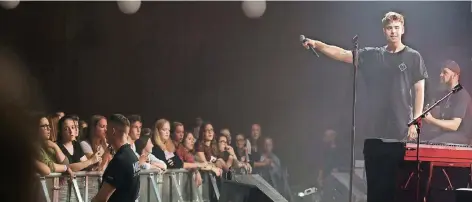  ?? RP-FOTO: MARKUS VAN OFFERN ?? Moritz Garth auf der Bühne der Stadthalle – einer von fünf YouTube-Stars, die nach Kleve kamen.