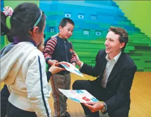  ?? PROVIDED TO CHINA DAILY ?? Jacob Toren, CEO of Education First China, interacts with children at one of the firm’s learning centers in Shanghai.